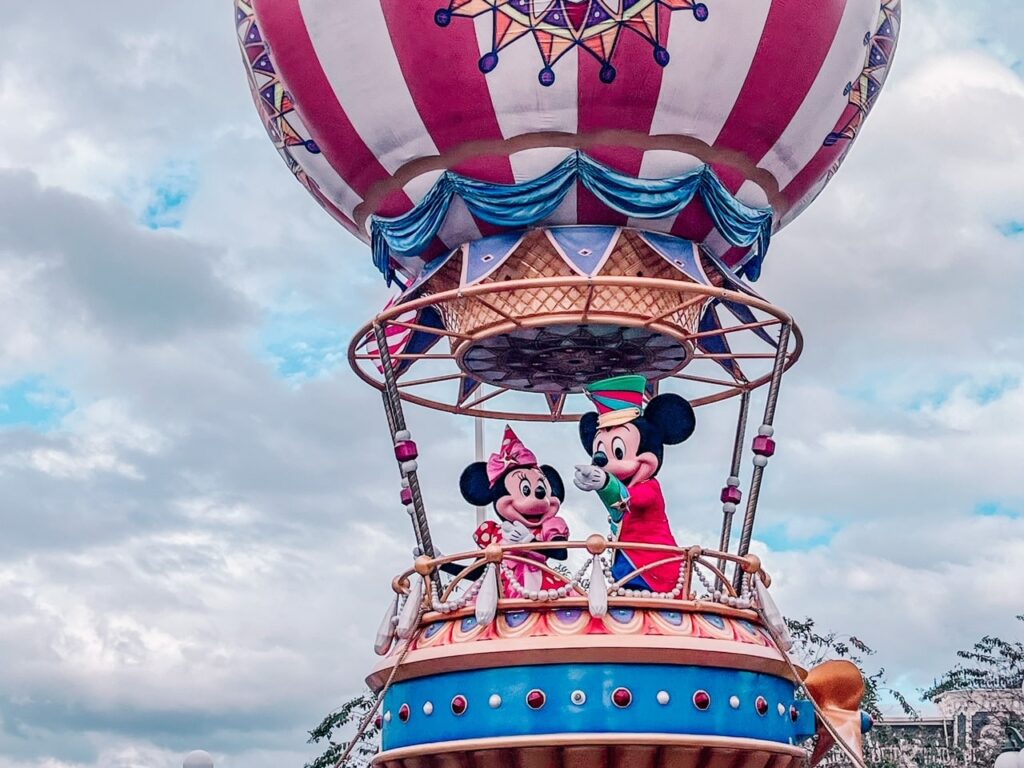 Mickey and Minnie in the hot air balloon