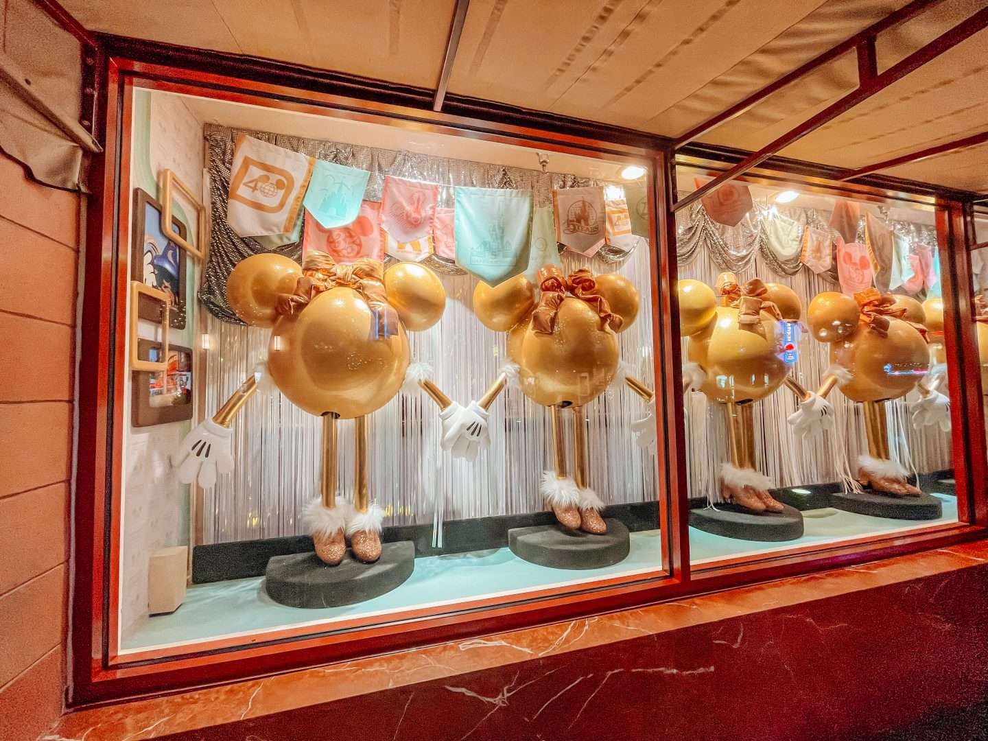 Hollywood Studios Christmas Windows Gift Shop