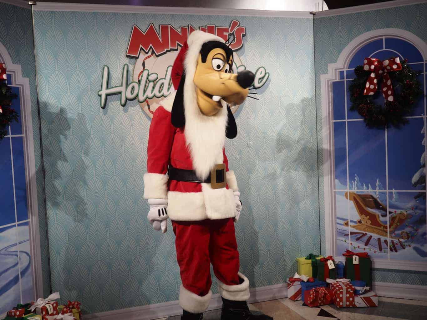 Goofy Santa at Hollywood and Vine Christmas Dinner at Disney World